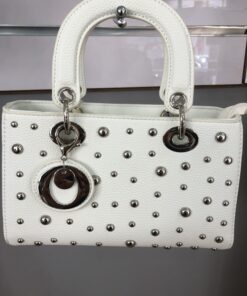 Bolso pequeño con tachuelas  tendencia