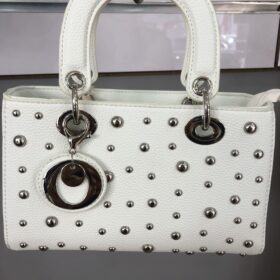Bolso pequeño con tachuelas  tendencia