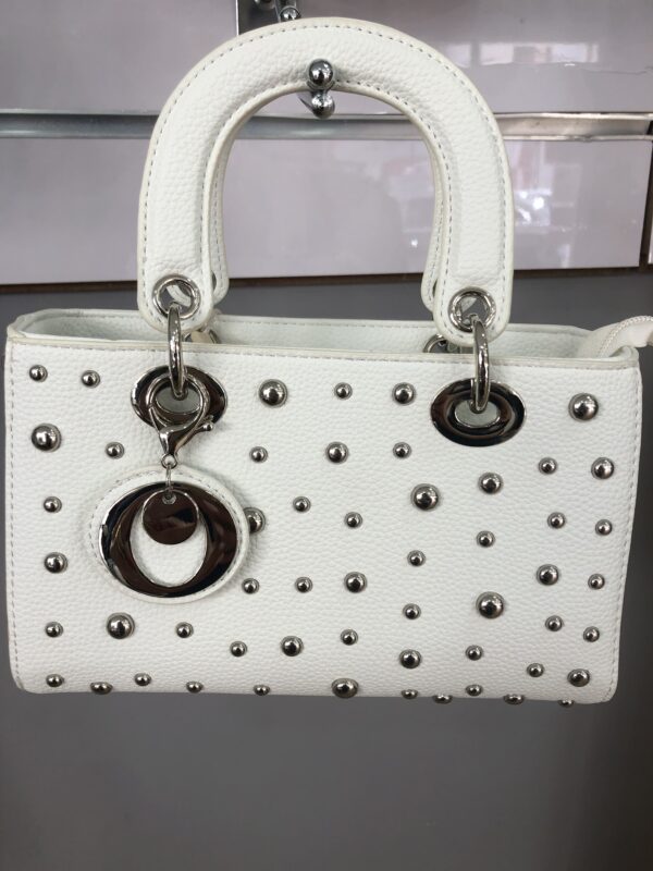 Bolso pequeño con tachuelas  tendencia