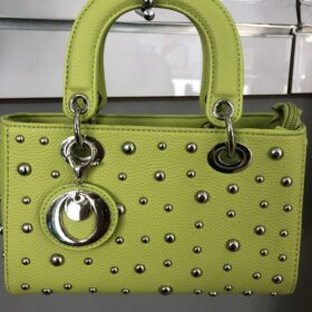 Bolso pequeño con tachuelas  tendencia