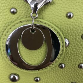 Bolso pequeño con tachuelas  tendencia