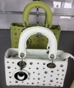 Alternative view of Bolso pequeño con tachuelas  tendencia