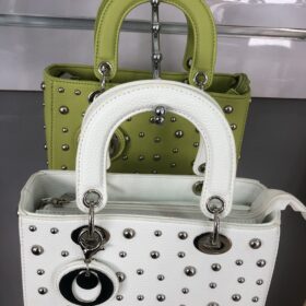 Bolso pequeño con tachuelas  tendencia