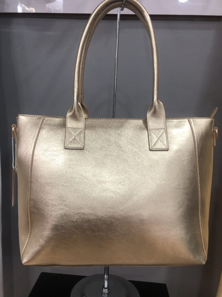 Bolso Grande Dorado Rectangular | Elegancia y Estilo