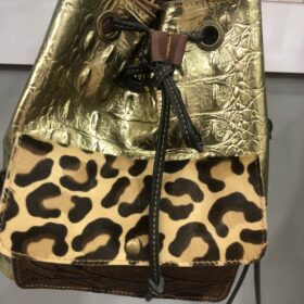 Mochila animal print de piel dorada y gris elegante
