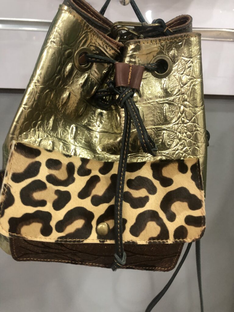 Mochila animal print de piel dorada y gris elegante