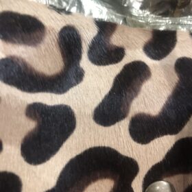 Mochila animal print de piel dorada y gris elegante