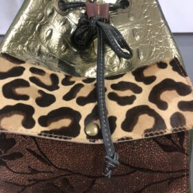 Mochila animal print de piel dorada y gris elegante