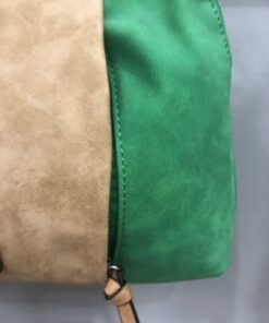Alternative view of Bolso seraje verde y camel cuadrado tipo bandolera