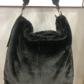 Bolso negro de terciopelo grande y elegante