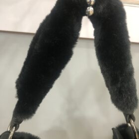 Bolso negro de terciopelo grande y elegante