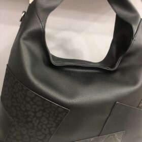 Bolso negro cuadrado animal print en polipiel grande