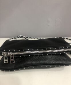 Alternative view of Bolso negro triangular con cadena y tachuelas