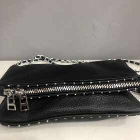 Bolso negro triangular con cadena y tachuelas