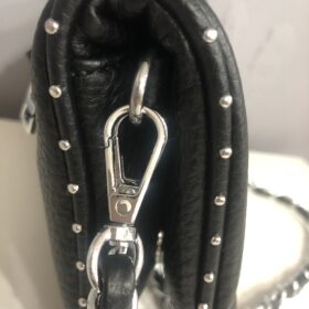 Bolso negro triangular con cadena y tachuelas