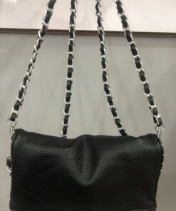 Bolso negro triangular con cadena y tachuelas