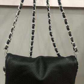 Bolso negro triangular con cadena y tachuelas