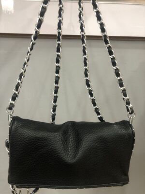 Bolso negro triangular con cadena y tachuelas