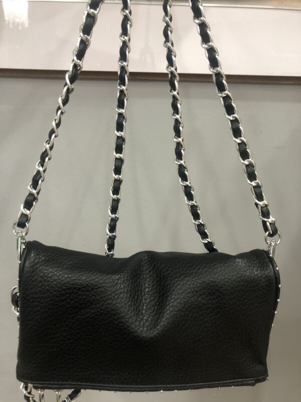 Bolso negro triangular con cadena y tachuelas