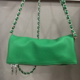 Bolso pequeño verde menta con cadena estilo triangular