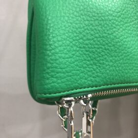 Bolso pequeño verde menta con cadena estilo triangular