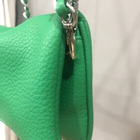 Bolso pequeño verde menta con cadena estilo triangular