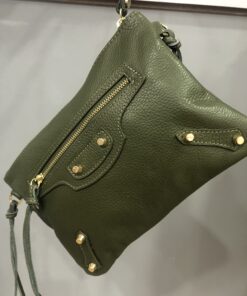 Bolso de piel verde kaki con tachuelas y cremalleras doradas