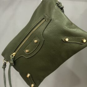 Bolso de piel verde kaki con tachuelas y cremalleras doradas