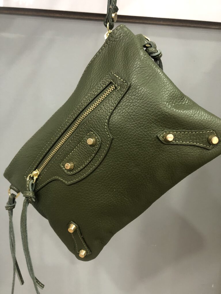 Bolso de piel verde kaki con tachuelas y cremalleras doradas