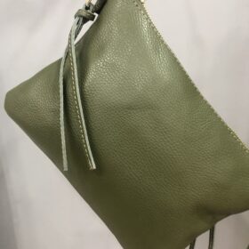 Bolso de piel verde kaki con tachuelas y cremalleras doradas