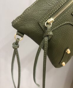 Alternative view of Bolso de piel verde kaki con tachuelas y cremalleras doradas