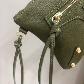 Bolso de piel verde kaki con tachuelas y cremalleras doradas