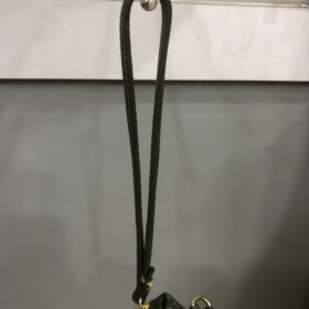 Bolso de piel verde kaki con tachuelas y cremalleras doradas