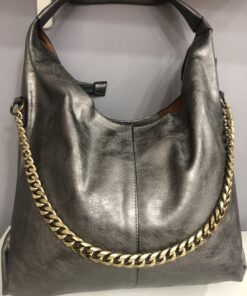 Bolso gris con cadena dorada elegante y moderno