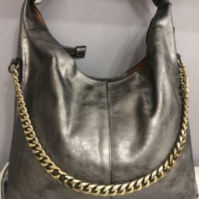 Bolso gris con cadena dorada elegante y moderno