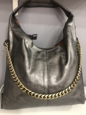 Bolso gris con cadena dorada elegante y moderno