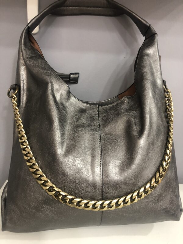 Bolso gris con cadena dorada elegante y moderno