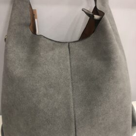 Bolso gris con cadena dorada elegante y moderno