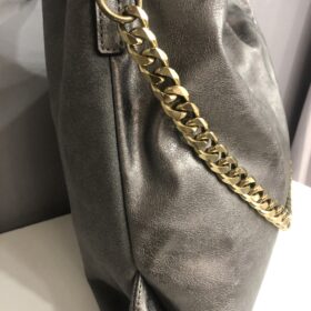 Bolso gris con cadena dorada elegante y moderno