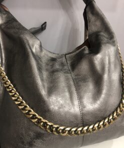 Alternative view of Bolso gris con cadena dorada elegante y moderno