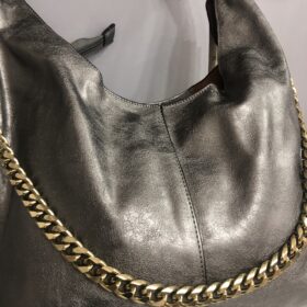 Bolso gris con cadena dorada elegante y moderno