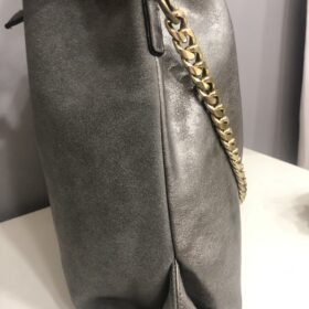 Bolso gris con cadena dorada elegante y moderno