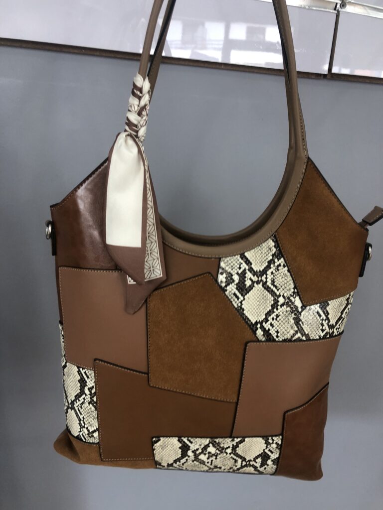 Bolso camel grande con parches animal print único