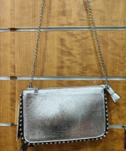 Bolso plateado con tachuelas: elegante y moderno