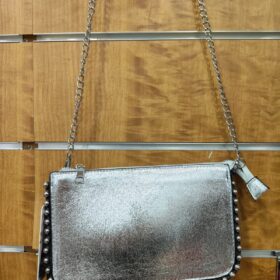 Bolso plateado con tachuelas: elegante y moderno