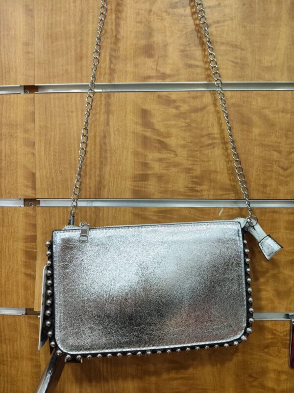Bolso plateado con tachuelas: elegante y moderno