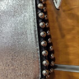 Bolso plateado con tachuelas: elegante y moderno