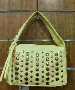 Bolso amarillo pastel con tachuelas doradas estilo chic