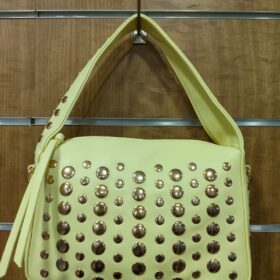 Bolso amarillo pastel con tachuelas doradas estilo chic