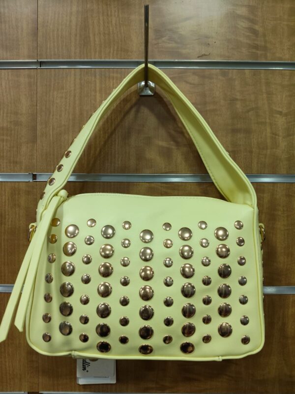 Bolso amarillo pastel con tachuelas doradas estilo chic